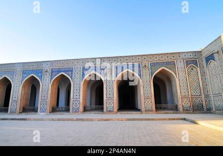 Traditioneller Mahassah-Innenhof in der Altstadt von Bukhara, Usbekistan. Stockfoto