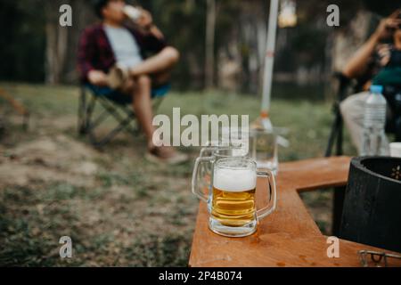 Selektives Bierglas im Camping Stockfoto