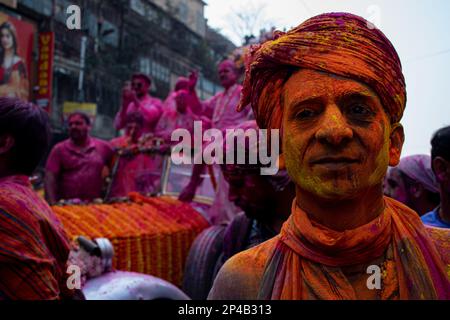 Howrah, Indien. 05. März 2023. Die Brötchen-Roys-Holi-Feier wurde von Tausenden von Menschen in der Gegend von Howrah nach Barrabazar gefeiert. bei dieser Gelegenheit reiste lord Shri Krishna Idol in einem alten Rolls Royce Auto. (Foto: Swattik Jana/Pacific Press) Kredit: Pacific Press Media Production Corp./Alamy Live News Stockfoto