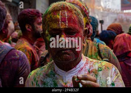 Howrah, Indien. 05. März 2023. Die Brötchen-Roys-Holi-Feier wurde von Tausenden von Menschen in der Gegend von Howrah nach Barrabazar gefeiert. bei dieser Gelegenheit reiste lord Shri Krishna Idol in einem alten Rolls Royce Auto. (Foto: Swattik Jana/Pacific Press) Kredit: Pacific Press Media Production Corp./Alamy Live News Stockfoto