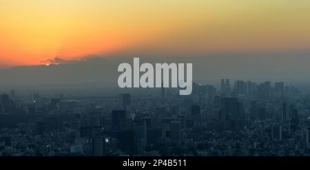 Ein wunderschöner Sonnenuntergang über Tokio vom Skytree Tower aus. Stockfoto