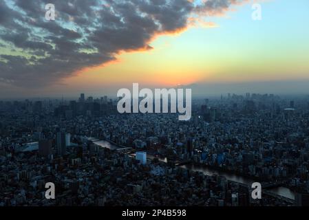 Ein wunderschöner Sonnenuntergang über Tokio vom Skytree Tower aus. Stockfoto