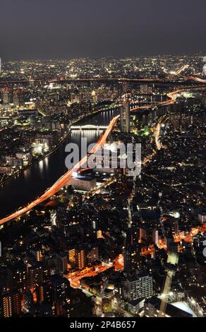 Unvergleichliche Aussicht auf Tokio bei Nacht. Blick vom Skytree in Sumida-City, Tokio, Japan. Stockfoto