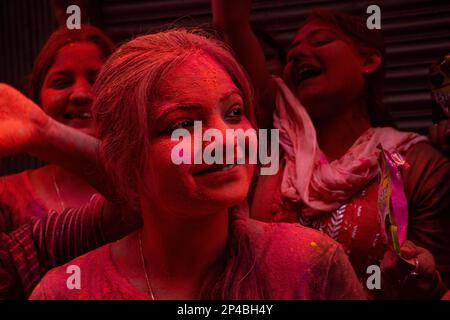 Howrah, Westbengalen, Indien. 5. März 2023. Die Brötchen-Roys-Holi-Feier wurde von Tausenden von Menschen in der Gegend von Howrah nach Barrabazar gefeiert. bei dieser Gelegenheit reiste lord Shri Krishna Idol in einem alten Rolls Royce Auto. (Kreditbild: © Swattik Jana/Pacific Press via ZUMA Press Wire) NUR REDAKTIONELLE VERWENDUNG! Nicht für den kommerziellen GEBRAUCH! Stockfoto