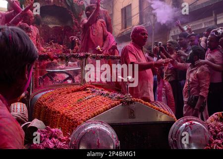 Howrah, Westbengalen, Indien. 5. März 2023. Die Brötchen-Roys-Holi-Feier wurde von Tausenden von Menschen in der Gegend von Howrah nach Barrabazar gefeiert. bei dieser Gelegenheit reiste lord Shri Krishna Idol in einem alten Rolls Royce Auto. (Kreditbild: © Swattik Jana/Pacific Press via ZUMA Press Wire) NUR REDAKTIONELLE VERWENDUNG! Nicht für den kommerziellen GEBRAUCH! Stockfoto