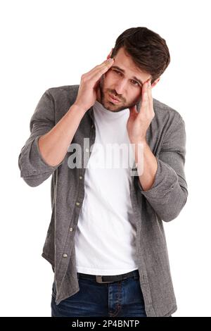 Niemand hat Zeit für Kopfschmerzen. Studiofoto eines jungen Mannes, der vor Schmerzen grimmt, während er sich die Stirn reibt. Stockfoto