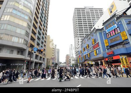 Fußgänger, die die Straße überqueren in Chinatown, Yokohama, Japan. Stockfoto