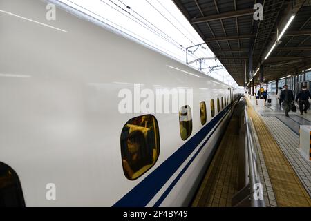 Shinkansen Bullet-Zug am Bahnhof Shin-Yokohama, Japan. Stockfoto