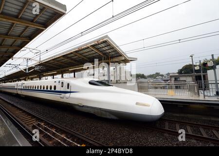 Shinkansen Bullet-Zug am Bahnhof Shin-Yokohama, Japan. Stockfoto