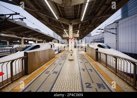 Shinkansen Bullet-Zug am Bahnhof Shin-Yokohama, Japan. Stockfoto