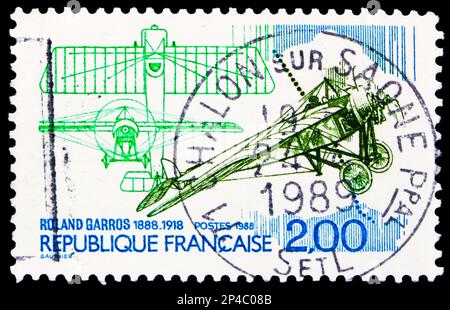 MOSKAU, RUSSLAND - 15. FEBRUAR 2023: In Frankreich gedruckte Briefmarken zeigen Roland Garros (1888-1918), ca. 1988 Stockfoto