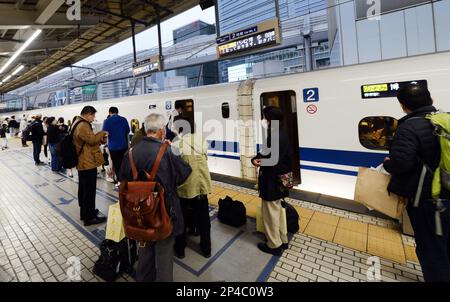 Shinkansen Bullet-Zug am Bahnhof Shin-Yokohama, Japan. Stockfoto