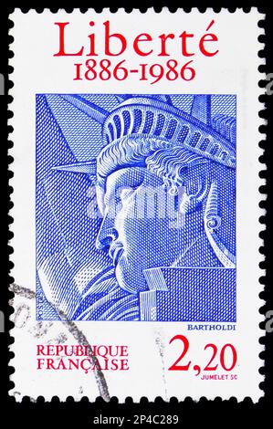MOSKAU, RUSSLAND - 15. FEBRUAR 2023: Frankreichs Briefmarke zeigt Freiheitsstatue, Serie um 1986 Stockfoto