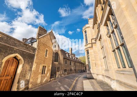 Blick auf die leere Straße im historischen Zentrum von Cambridge. England Stockfoto