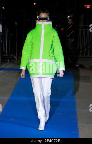 Paris, Frankreich. 05. März 2023. (230306) -- PARIS, 6. März 2023 (Xinhua) -- Ein Modell präsentiert eine Kreation von Pierre Cardin als Teil seiner Herbst/Winter 2023/2024 Pret-A-porter-Kollektionen während der Paris Fashion Week, in Paris, Frankreich, am 5. März 2023. (MeetEurope/Handout über Xinhua) Guthaben: Xinhua/Alamy Live News Stockfoto