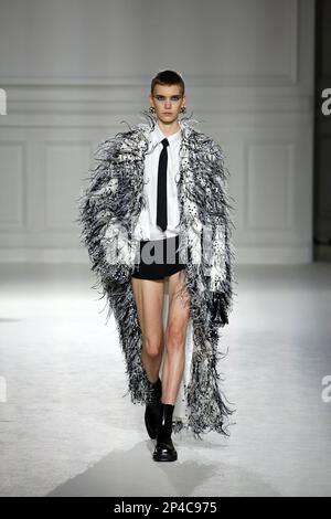 Paris, Frankreich. 05. März 2023. (230306) -- PARIS, 6. März 2023 (Xinhua) -- Ein Modell präsentiert eine Kreation von Valentino als Teil seiner Herbst/Winter 2023/2024 Pret-A-porter Kollektionen während der Paris Fashion Week, in Paris, Frankreich, am 5. März 2023. (MeetEurope/Handout über Xinhua) Guthaben: Xinhua/Alamy Live News Stockfoto