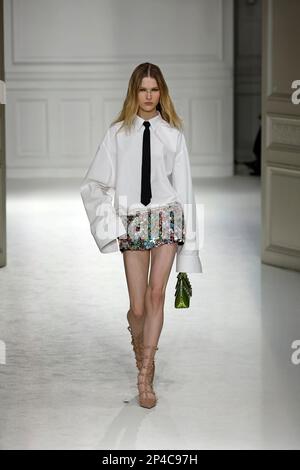Paris, Frankreich. 05. März 2023. (230306) -- PARIS, 6. März 2023 (Xinhua) -- Ein Modell präsentiert eine Kreation von Valentino als Teil seiner Herbst/Winter 2023/2024 Pret-A-porter Kollektionen während der Paris Fashion Week, in Paris, Frankreich, am 5. März 2023. (MeetEurope/Handout über Xinhua) Guthaben: Xinhua/Alamy Live News Stockfoto