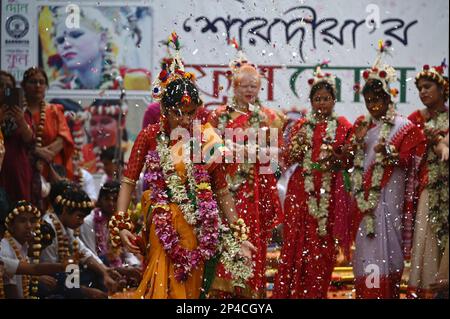 Kalkutta, Westbengalen, Indien. 4. März 2023. Blinde Kinder führen Blumenholi in Kalkutta auf. (Kreditbild: © Suraranjan Nandi/Pacific Press via ZUMA Press Wire) NUR REDAKTIONELLE VERWENDUNG! Nicht für den kommerziellen GEBRAUCH! Stockfoto