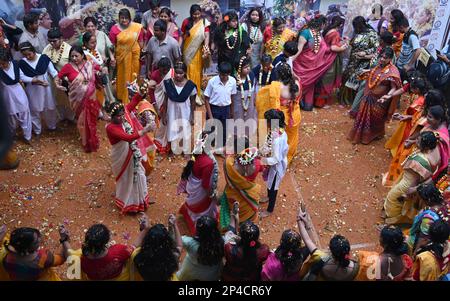 Kalkutta, Westbengalen, Indien. 4. März 2023. Blinde Kinder führen Blumenholi in Kalkutta auf. (Kreditbild: © Suraranjan Nandi/Pacific Press via ZUMA Press Wire) NUR REDAKTIONELLE VERWENDUNG! Nicht für den kommerziellen GEBRAUCH! Stockfoto