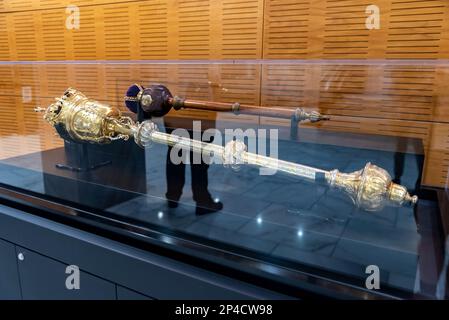 Mace vom neuseeländischen Parlament in Wellington, Neuseeland. Im Parlament ausgestellt. Gold- und Holzpfeffer im Glaskoffer Stockfoto