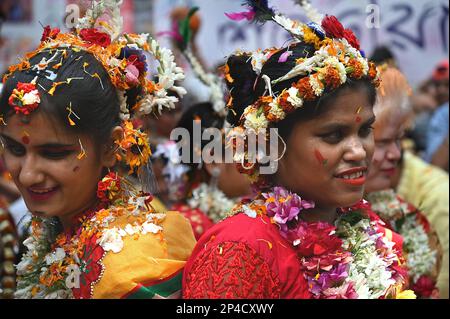 Kalkutta, Westbengalen, Indien. 4. März 2023. Blinde Kinder genießen Flower Holi in Kalkutta. (Kreditbild: © Suraranjan Nandi/Pacific Press via ZUMA Press Wire) NUR REDAKTIONELLE VERWENDUNG! Nicht für den kommerziellen GEBRAUCH! Stockfoto