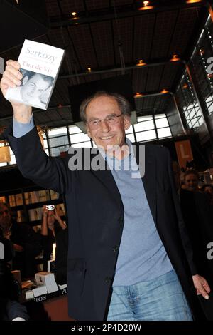 Paris, Frankreich. 06. März 2023. Dateifoto vom 4. April 2004 von Pal Sarkozy in Paris, Frankreich. PAL Sarkosy de Nagy-Bocsa, Maler und Werbetreibender, Vater des ehemaligen französischen Präsidenten Nicolas Sarkozy, starb am Samstag, den 4. März, im Alter von 94 Jahren. Carla Bruni-Sarkozy, verheiratet mit dem ehemaligen Staatsoberhaupt, hat es am Sonntag auf seinem Instagram-Konto bekannt gegeben. Foto: Patrick Davy/ABACAPRESS.COM Kredit: Abaca Press/Alamy Live News Stockfoto