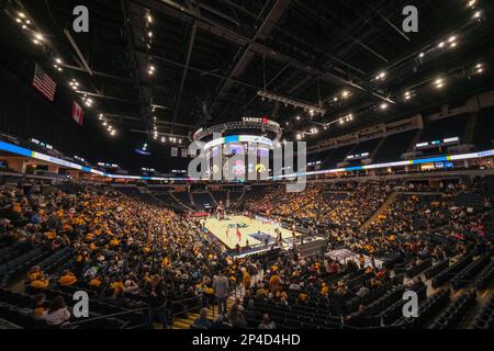 Minneapolis, Minnesota, USA. 5. März 2023. Die Tribünen füllen sich vor dem Start des Spiels Iowa gegen Ohio State am Sonntag, den 4. März, beim Big Ten Women's Basketball Tournament Championship 2023 in Minneapolis, Minnesota. Iowa gewann 105:72. (Kreditbild: © Steven Garcia/ZUMA Press Wire) NUR REDAKTIONELLE VERWENDUNG! Nicht für den kommerziellen GEBRAUCH! Stockfoto