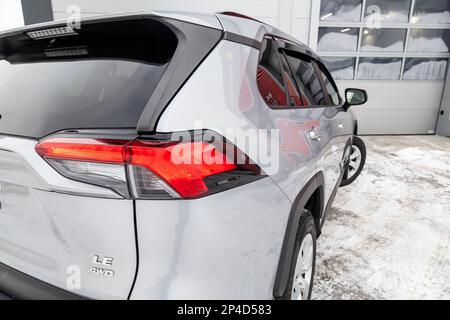 Novosibirsk, Russland - 03.04.2023: Rücklicht des Toyota RAV4 2018 Jahr nach Reinigung weiß vor Verkauf auf dem Parkplatz. Kfz-Service-Industrie. Stockfoto