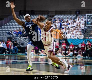 März 04 2023 Las Vegas, NV, USA Loyola Marymount Guard Cam Shelton (20) fährt während des NCAA Männer Basketball West Coast Conference Quarterfinals Spiels zwischen Brigham Young Cougars und den Loyola Marymount Lions zum Korb. BYU schlug Loyola Marymount 73-63 in der Orleans Arena Las Vegas, NV. Thurman James/CSM Stockfoto