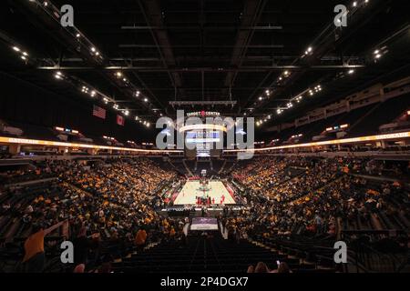 Minneapolis, Minnesota, USA. 5. März 2023. Die Tribünen füllen sich vor dem Start des Spiels Iowa gegen Ohio State am Sonntag, den 4. März, beim Big Ten Women's Basketball Tournament Championship 2023 in Minneapolis, Minnesota. Iowa gewann 105:72. (Kreditbild: © Steven Garcia/ZUMA Press Wire) NUR REDAKTIONELLE VERWENDUNG! Nicht für den kommerziellen GEBRAUCH! Stockfoto