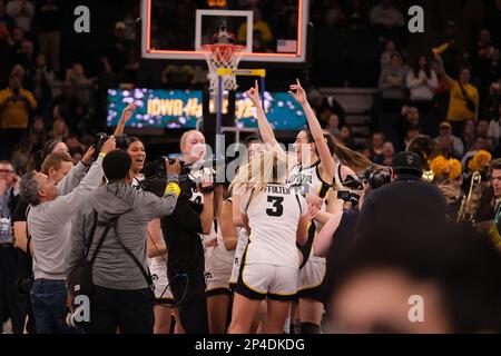 Minneapolis, Minnesota, USA. 5. März 2023. Die Iowa Hawkeyes reagieren auf den Sieg von Iowa gegen Ohio State am Sonntag, den 4. März, beim Big Ten Women's Basketball Tournament Championship-Spiel 2023 in Minneapolis, Minnesota. Iowa gewann 105-72 (Credit Image: © Steven Garcia/ZUMA Press Wire) – NUR REDAKTIONELLE VERWENDUNG! Nicht für den kommerziellen GEBRAUCH! Stockfoto