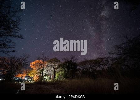 Ein Campingplatz kann unter der Milchstraße in Simbabwe gesehen werden. Stockfoto