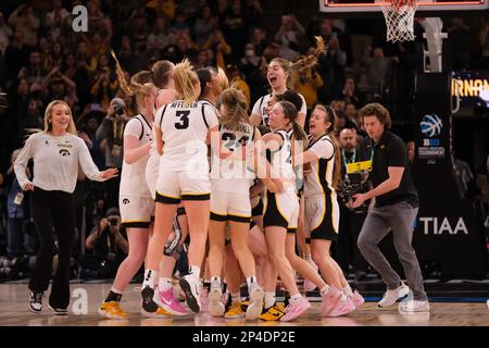 Minneapolis, Minnesota, USA. 5. März 2023. Die Iowa Hawkeyes reagieren auf den Sieg von Iowa gegen Ohio State am Sonntag, den 4. März, beim Big Ten Women's Basketball Tournament Championship-Spiel 2023 in Minneapolis, Minnesota. Iowa gewann 105-72 (Credit Image: © Steven Garcia/ZUMA Press Wire) – NUR REDAKTIONELLE VERWENDUNG! Nicht für den kommerziellen GEBRAUCH! Stockfoto