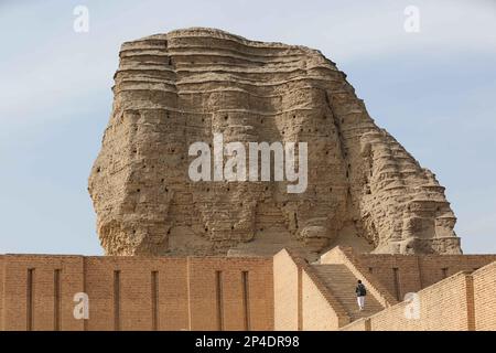 Bagdad, Irak. 5. März 2023. Der große Ziggurat ist am 5. März 2023 in der archäologischen Stätte von Dur Kurigalzu, westlich von Bagdad, Irak, zu sehen. Kredit: Khalil Dawood/Xinhua/Alamy Live News Stockfoto