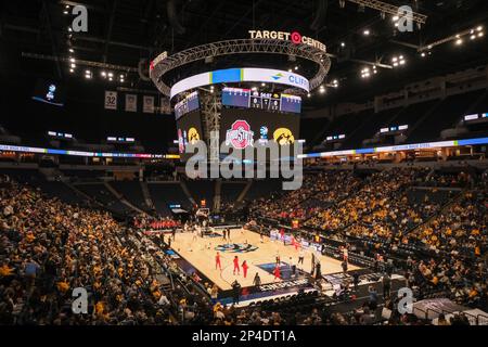 Minneapolis, Minnesota, USA. 5. März 2023. Die Tribünen füllen sich vor dem Start des Spiels Iowa gegen Ohio State am Sonntag, den 4. März, beim Big Ten Women's Basketball Tournament Championship 2023 in Minneapolis, Minnesota. Iowa gewann 105:72. (Kreditbild: © Steven Garcia/ZUMA Press Wire) NUR REDAKTIONELLE VERWENDUNG! Nicht für den kommerziellen GEBRAUCH! Stockfoto