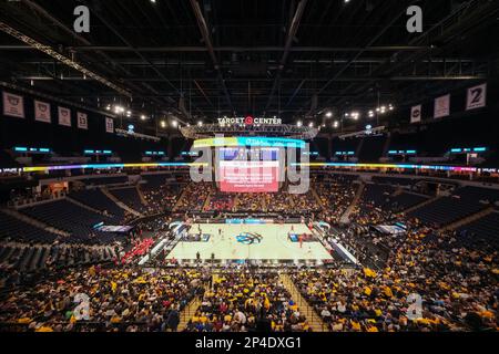 Minneapolis, Minnesota, USA. 5. März 2023. Die Tribünen füllen sich vor dem Start des Spiels Iowa gegen Ohio State am Sonntag, den 4. März, beim Big Ten Women's Basketball Tournament Championship 2023 in Minneapolis, Minnesota. Iowa gewann 105:72. (Kreditbild: © Steven Garcia/ZUMA Press Wire) NUR REDAKTIONELLE VERWENDUNG! Nicht für den kommerziellen GEBRAUCH! Stockfoto