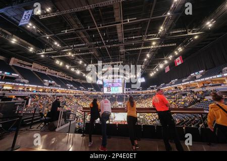 Minneapolis, Minnesota, USA. 5. März 2023. Die Tribünen füllen sich vor dem Start des Spiels Iowa gegen Ohio State am Sonntag, den 4. März, beim Big Ten Women's Basketball Tournament Championship 2023 in Minneapolis, Minnesota. Iowa gewann 105:72. (Kreditbild: © Steven Garcia/ZUMA Press Wire) NUR REDAKTIONELLE VERWENDUNG! Nicht für den kommerziellen GEBRAUCH! Stockfoto