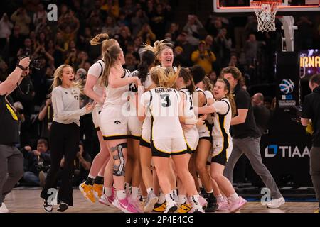 Minneapolis, Minnesota, USA. 5. März 2023. Die Iowa Hawkeyes reagieren auf den Sieg von Iowa gegen Ohio State am Sonntag, den 4. März, beim Big Ten Women's Basketball Tournament Championship-Spiel 2023 in Minneapolis, Minnesota. Iowa gewann 105-72 (Credit Image: © Steven Garcia/ZUMA Press Wire) – NUR REDAKTIONELLE VERWENDUNG! Nicht für den kommerziellen GEBRAUCH! Stockfoto