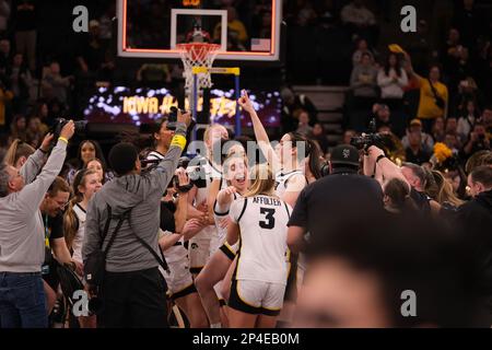 Minneapolis, Minnesota, USA. 5. März 2023. Die Iowa Hawkeyes reagieren auf den Sieg von Iowa gegen Ohio State am Sonntag, den 4. März, beim Big Ten Women's Basketball Tournament Championship-Spiel 2023 in Minneapolis, Minnesota. Iowa gewann 105-72 (Credit Image: © Steven Garcia/ZUMA Press Wire) – NUR REDAKTIONELLE VERWENDUNG! Nicht für den kommerziellen GEBRAUCH! Stockfoto