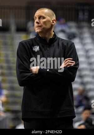 März 04 2023 Las Vegas, NV, USA Brigham Young Cheftrainer Mark Pope auf dem Platz während des NCAA Männer Basketball West Coast Conference Quarterfinals Spiels zwischen Brigham Young Cougars und den Loyola Marymount Lions. BYU schlug Loyola Marymount 73-63 in der Orleans Arena Las Vegas, NV. Thurman James/CSM Stockfoto