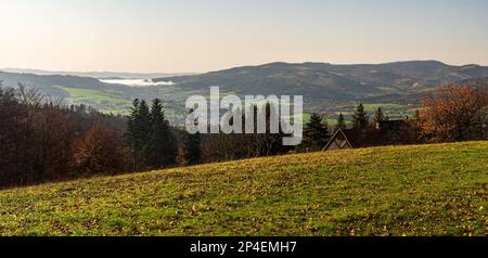 Herbstvormittag: Der Filipka-Hügel im Slezske Beskydy-Gebirge in der tschechischen republik mit Wiesen, bunten Bäumen, Olse-Tal und Moravskoslezke Stockfoto