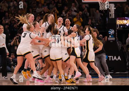 Minneapolis, Minnesota, USA. 5. März 2023. Die Iowa Hawkeyes reagieren auf den Sieg von Iowa gegen Ohio State am Sonntag, den 4. März, beim Big Ten Women's Basketball Tournament Championship-Spiel 2023 in Minneapolis, Minnesota. Iowa gewann 105-72 (Credit Image: © Steven Garcia/ZUMA Press Wire) – NUR REDAKTIONELLE VERWENDUNG! Nicht für den kommerziellen GEBRAUCH! Stockfoto