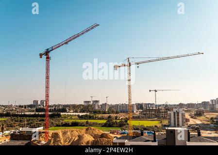 Baukran, der auf einer großen Baustelle arbeitet Stockfoto