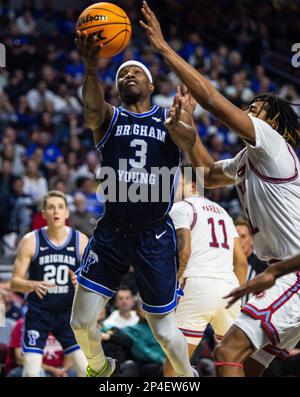 März 04 2023 Las Vegas, NV, USA Brigham Young Guard Rudi Williams (3) geht beim NCAA Männer Basketball West Coast Conference Quarterfinals Spiel zwischen Brigham Young Cougars und den Loyola Marymount Lions auf den Basketball. BYU schlug Loyola Marymount 73-63 in der Orleans Arena Las Vegas, NV. Thurman James/CSM Stockfoto