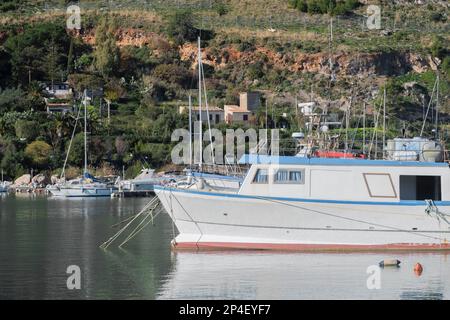 Kleines weißes Fischerboot im Hafen Stockfoto
