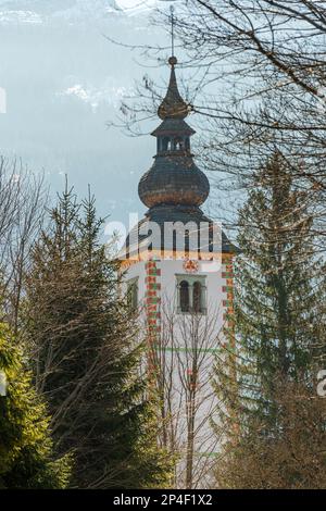 Kirche St. Johannes der Täufer am Bohinj-See in Ribcev Laz, Slowenien. 700 Jahre altes Beispiel für slowenische mittelalterliche Architektur. Stockfoto