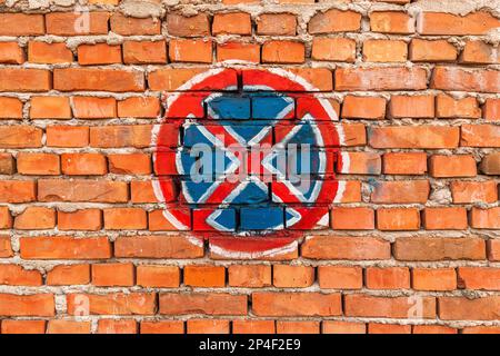 Kein Stoppen und kein Parkschild an einer alten abgenutzten Wand, handgemalte Verkehrsschilder Stockfoto