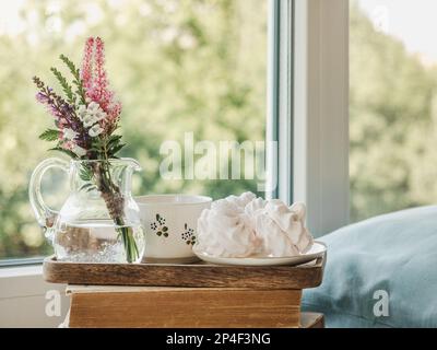 Strauß leuchtender Blumen, die in einer Vase auf dem Tisch stehen. Nahaufnahme, keine Leute. Konzept der Urlaubsvorbereitung. Glückwunsch an Verwandte, F. Stockfoto