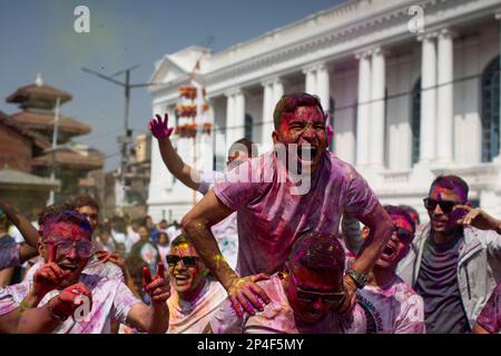 Kathmandu, Nepal. 6. März 2023. Die Menschen werden während der Feier des Holi Festivals auf dem Basantapur Durbar Platz in Kathmandu, Nepal, am 6. März 2023 mit farbigem Pulver bestrichen. Kredit: Sulav Shrestha/Xinhua/Alamy Live News Stockfoto