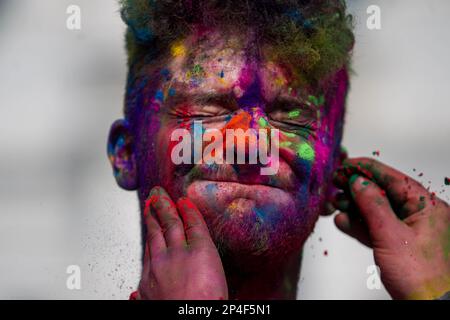 Kathmandu, Nepal. 6. März 2023. Ein Mann wird während der Feier des Holi Festivals auf dem Basantapur Durbar Square in Kathmandu, Nepal, am 6. März 2023 mit farbigem Pulver im Gesicht bestrichen. Kredit: Sulav Shrestha/Xinhua/Alamy Live News Stockfoto